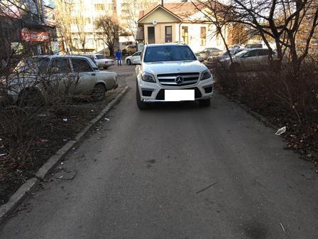В Ессентуках пешеход попал под колеса престижного внедорожника